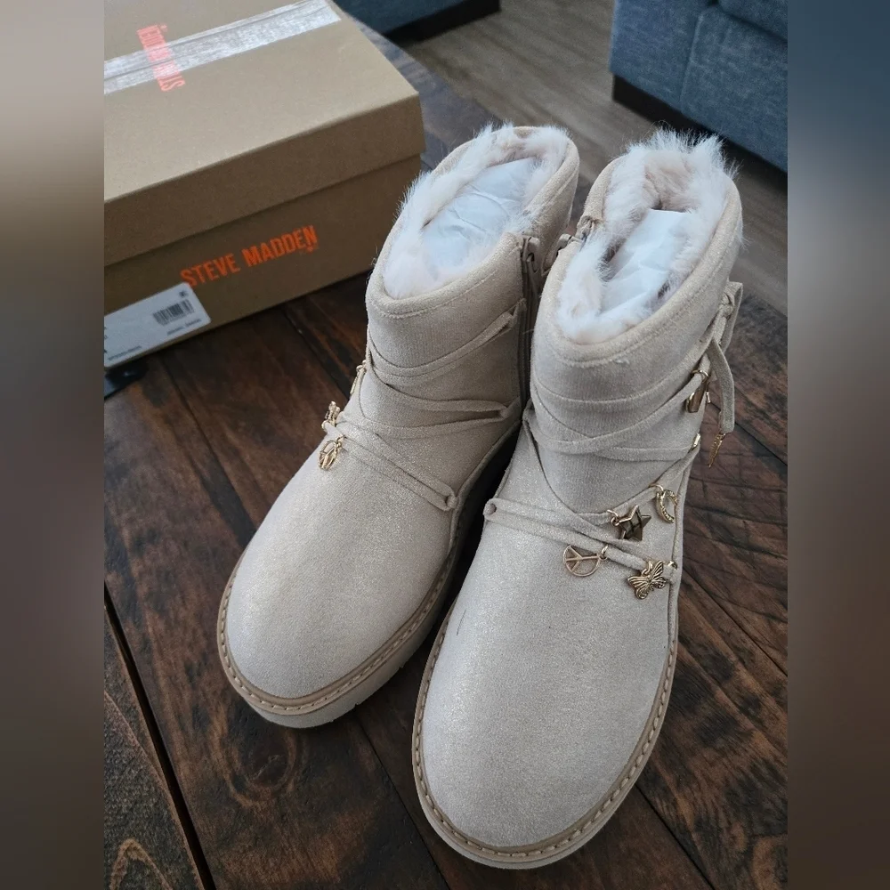 Steve Madden Kids' SIGMA Sand Lug Faux Fur Girls' Ankle Boot. Size 4. New.